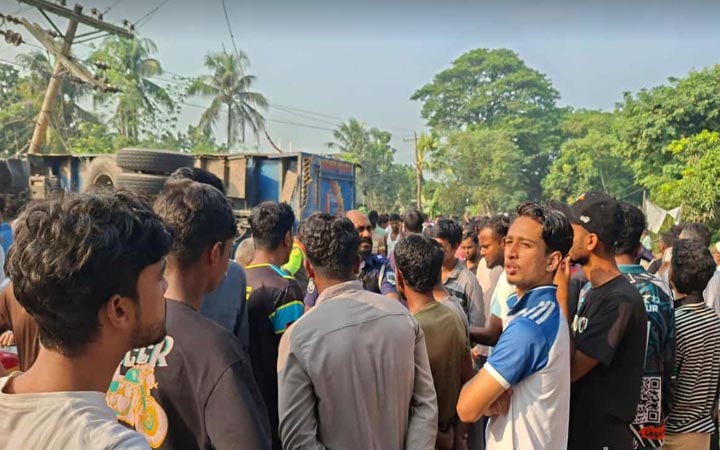 পাবনায় ট্রাকচাপায় বিদ্যালয়ের দুই শিক্ষার্থীসহ নিহত ৩